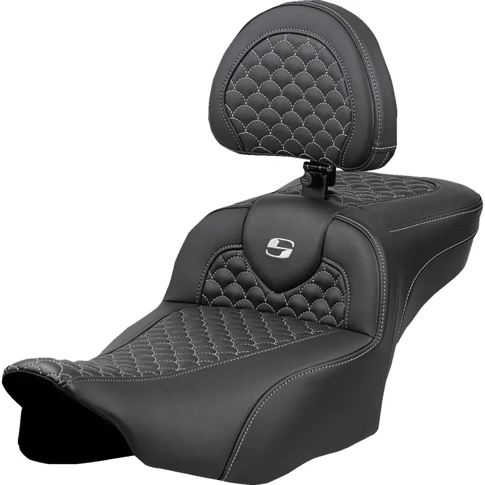 Asiento Dragon Scale Stitch RoadSofa™ - Asiento de alcance extendido Roadsofa™ - Dragon Scale Stitch - Punto plateado - con respaldo - FLT/FLH '23-'24