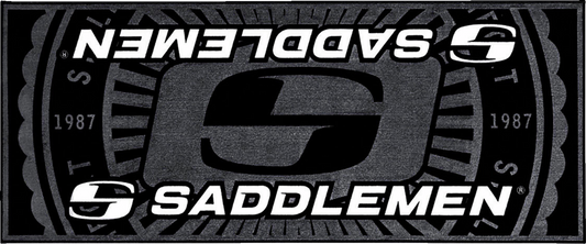 Tapete Saddlemen Logo 78.5" X 31.5"