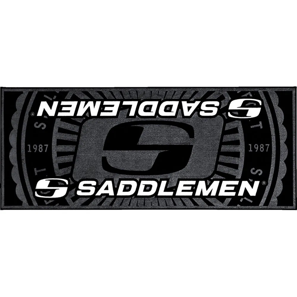 Tapete Saddlemen Logo 78.5" X 31.5"