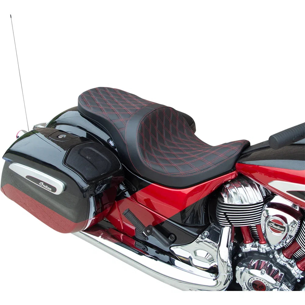 Asiento touring de perfil bajo posicionado hacia adelante
