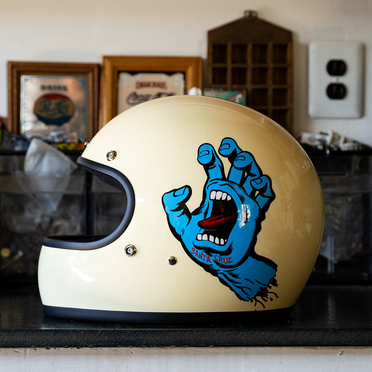 casco biltwell gringo santa cruz sobre un countertop