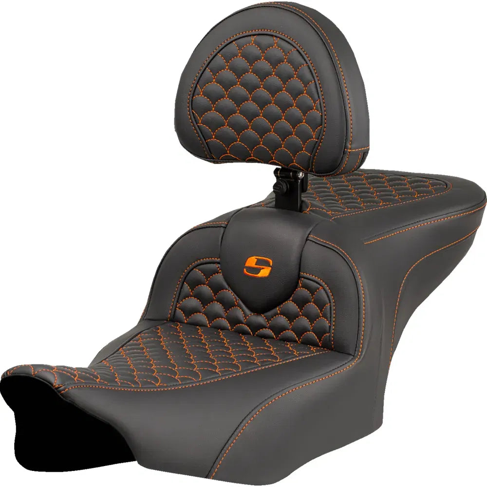 Asiento Dragon Scale Stitch RoadSofa™ - Asiento Roadsofa™ - Dragon Scale Stitch - Punto naranja - con respaldo - FLTR/FLHX '23-'24