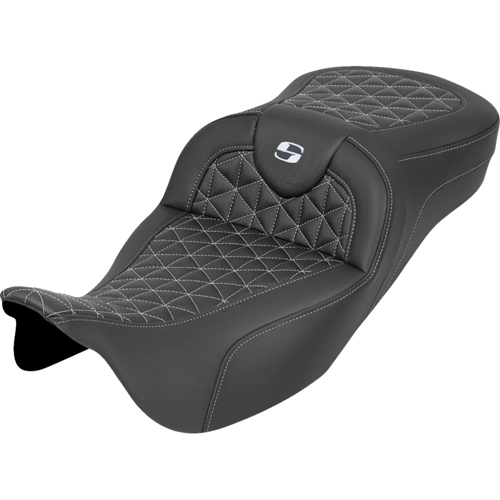 Asiento RoadSofa™ Tri Gripper - Asiento RoadSofa™ Tri Gripper - Alcance extendido - Costura plateada - sin respaldo - FLH/FLT '08-'25