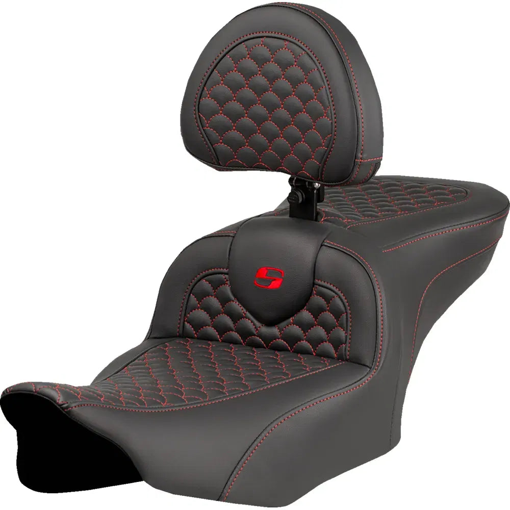 Asiento Dragon Scale Stitch RoadSofa™ - Asiento Roadsofa™ - Dragon Scale Stitch - Punto rojo - con respaldo - FLTR/FLHX '23-'24