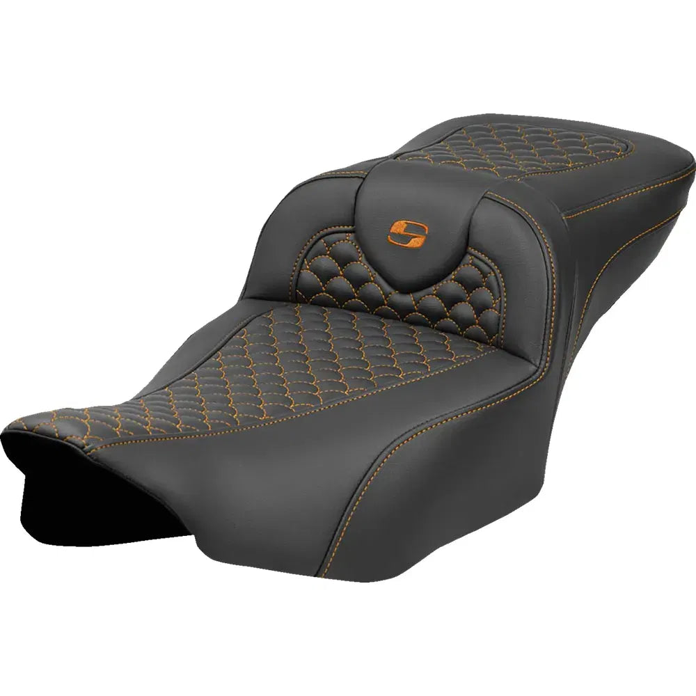 Asiento Dragon Scale Stitch RoadSofa™ - Asiento de alcance extendido Roadsofa™ - Dragon Scale Stitch - Punto naranja - sin respaldo - FLT/FLH '23-'24