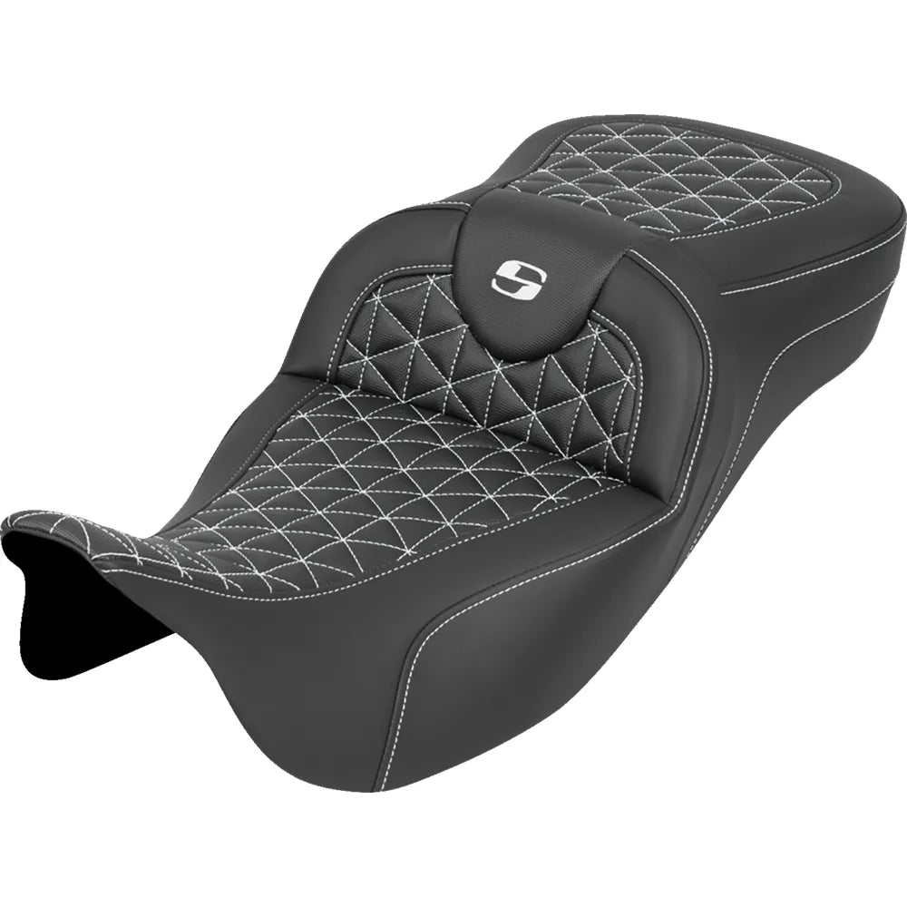 Asiento RoadSofa™ Tri Gripper - Asiento RoadSofa™ Tri Gripper - Alcance extendido - Costura blanca - sin respaldo - FLH/FLT '08-'25