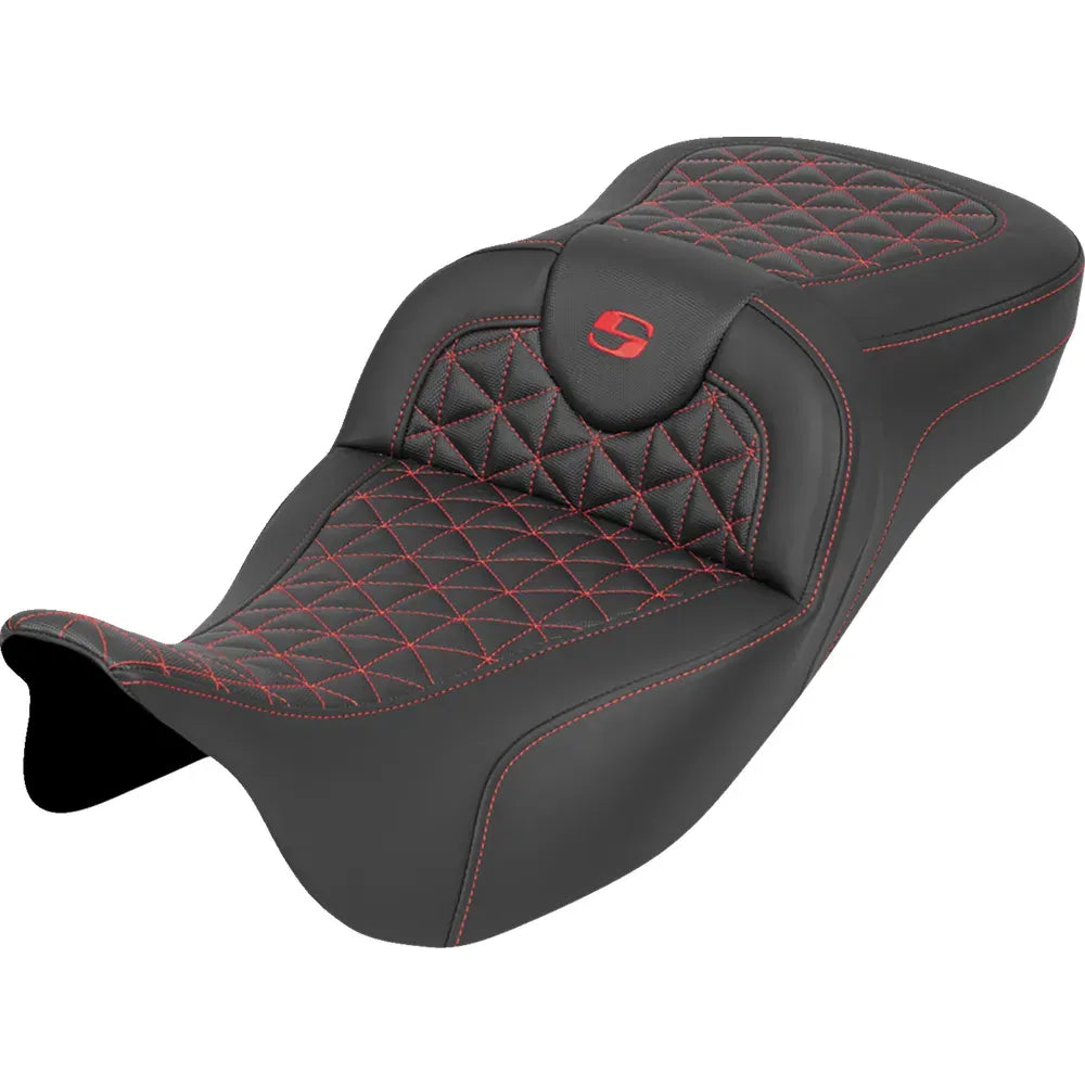Asiento RoadSofa™ Tri Gripper - Asiento RoadSofa™ Tri Gripper - Alcance extendido - Costura roja - sin respaldo - FLH/FLT '08-'25