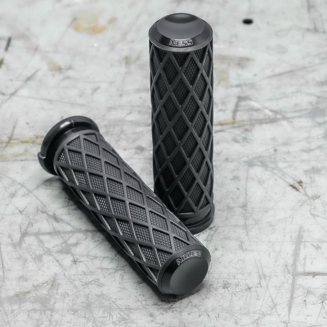 Puños ARLEN NESS Diamante Cable - Negro/Cromo/Dorado - 1"