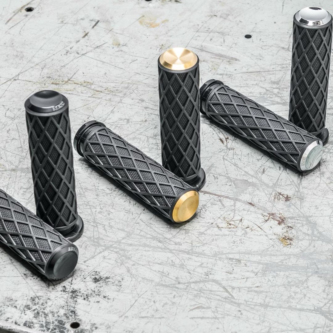 Puños ARLEN NESS Diamante Cable - Negro/Cromo/Dorado - 1"