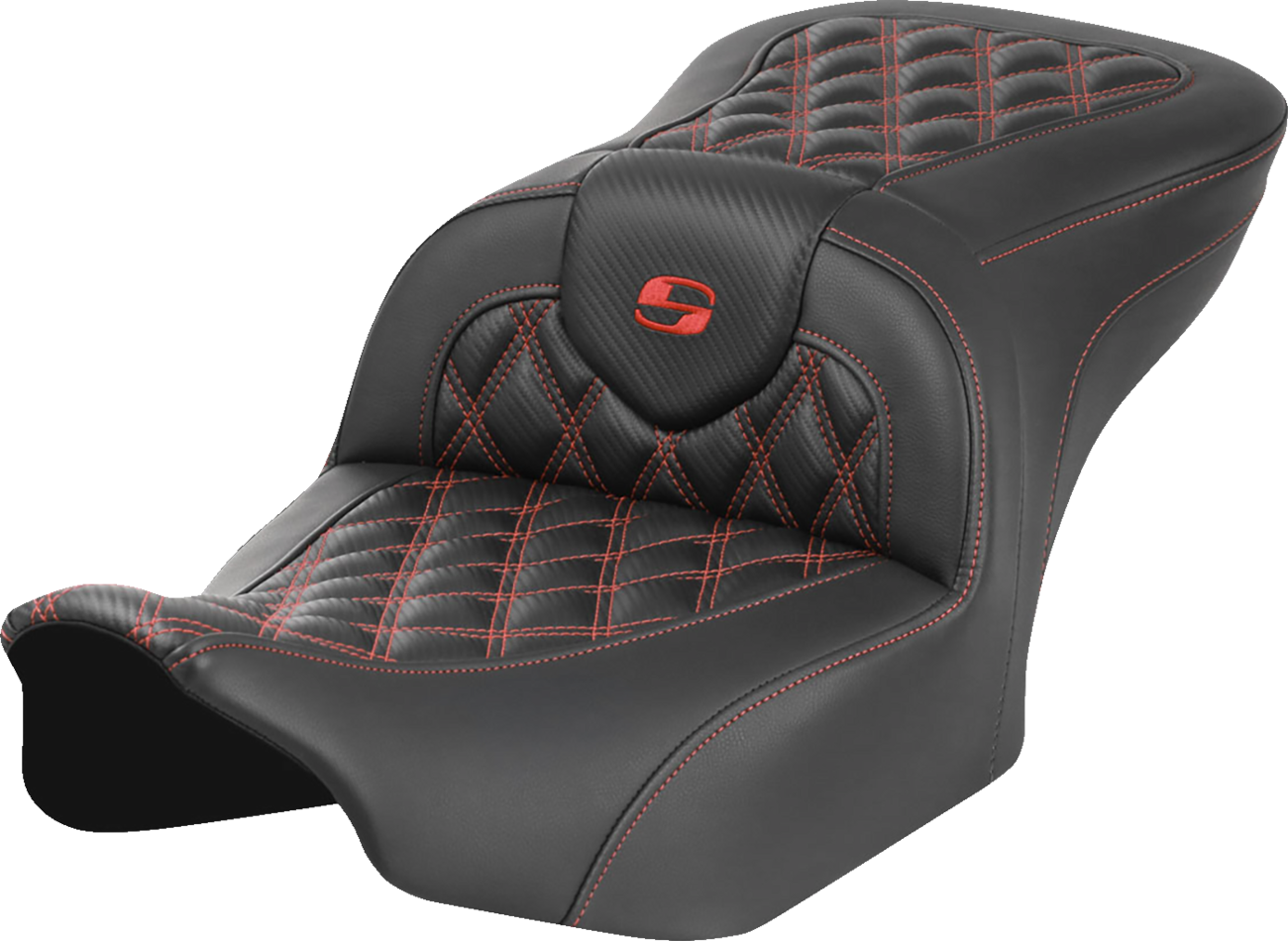 Asiento Roadsofa™ con costura de celosía - Asiento RoadSofa™ - sin respaldo - Fibra de carbono - Costura de celosía - Costura roja - FLTR/FLHX '23-'24