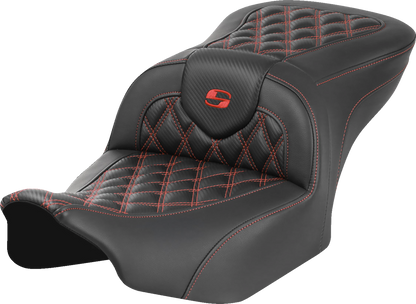 Asiento Roadsofa™ con costura de celosía - Asiento RoadSofa™ - sin respaldo - Fibra de carbono - Costura de celosía - Costura roja - FLTR/FLHX '23-'24