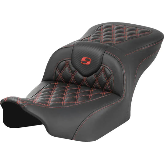 Asiento Roadsofa™ con costura de celosía - Asiento RoadSofa™ - sin respaldo - Fibra de carbono - Costura de celosía - Costura roja - FLTR/FLHX '23-'24