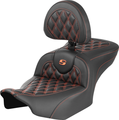 Asiento Roadsofa™ con costura de celosía - Asiento RoadSofa™ - con respaldo - Fibra de carbono - Costura de celosía - Costura naranja - FLTR/FLHX '23-'24