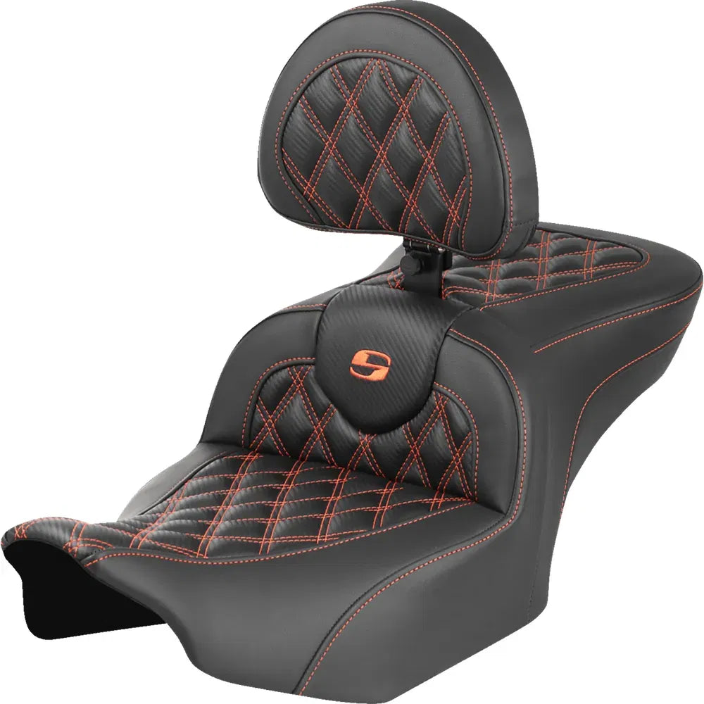 Asiento Roadsofa™ con costura de celosía - Asiento RoadSofa™ - con respaldo - Fibra de carbono - Costura de celosía - Costura naranja - FLTR/FLHX '23-'24