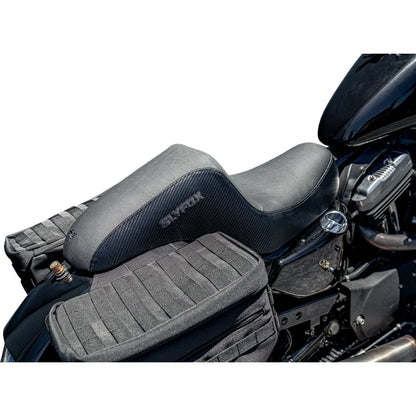 Asiento SLYFOX The Drifter Drifter Black Logo Black Vinyl W/ Slipstop Carbon Fiber XL '04-'22