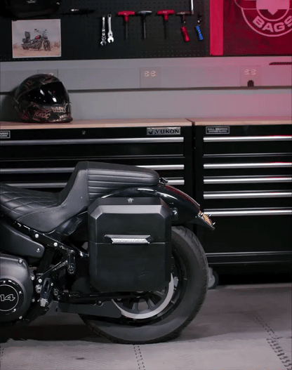 15L - Outlaw Quick-Mount Harley Softail Fat Bob FXFB/S Matte Hard Solo Alforja (Right Only)