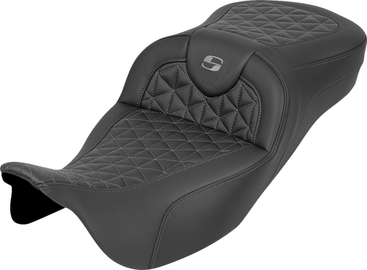 Asiento RoadSofa™ Tri Gripper - Asiento RoadSofa™ Tri Gripper - Alcance extendido - Costura gris - sin respaldo - FLH/FLT '08-'25