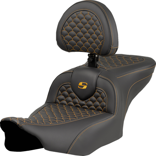 Asiento Dragon Scale Stitch RoadSofa™ - Asiento Roadsofa™ - Dragon Scale Stitch - Punto dorado - con respaldo - FLTR/FLHX '23-'24