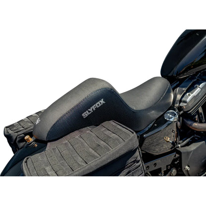 Asiento SLYFOX The Drifter Drifter Gray Logo Black Vinyl W/ Slipstop Carbon Fiber XL '04-'22