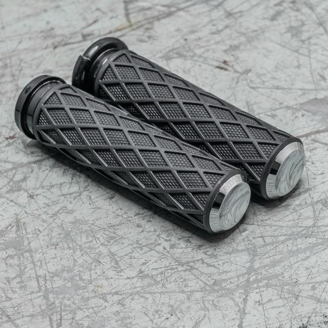 Puños ARLEN NESS Diamante Cable - Negro/Cromo/Dorado - 1"
