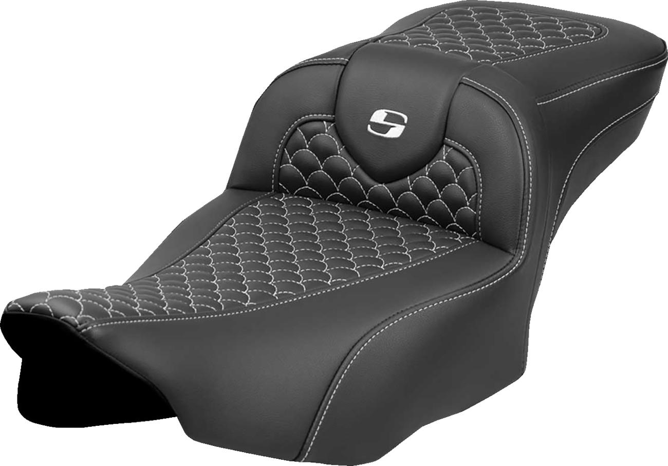Asiento Dragon Scale Stitch RoadSofa™ - Asiento de alcance extendido Roadsofa™ - Dragon Scale Stitch - Punto blanco - sin respaldo - FLT/FLH '23-'24
