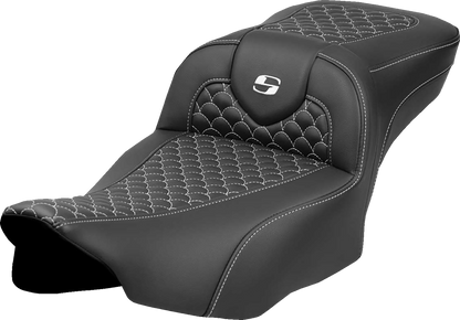 Asiento Dragon Scale Stitch RoadSofa™ - Asiento de alcance extendido Roadsofa™ - Dragon Scale Stitch - Punto blanco - sin respaldo - FLT/FLH '23-'24
