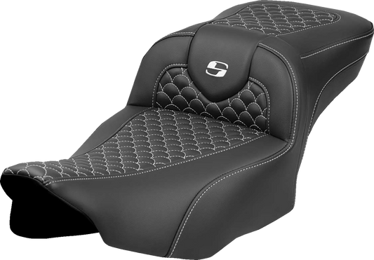 Asiento Dragon Scale Stitch RoadSofa™ - Asiento de alcance extendido Roadsofa™ - Dragon Scale Stitch - Punto blanco - sin respaldo - FLT/FLH '23-'24