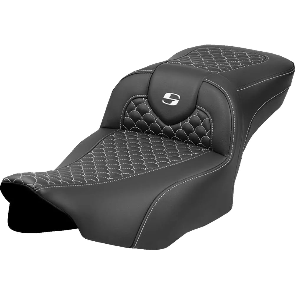 Asiento Dragon Scale Stitch RoadSofa™ - Asiento de alcance extendido Roadsofa™ - Dragon Scale Stitch - Punto blanco - sin respaldo - FLT/FLH '23-'24