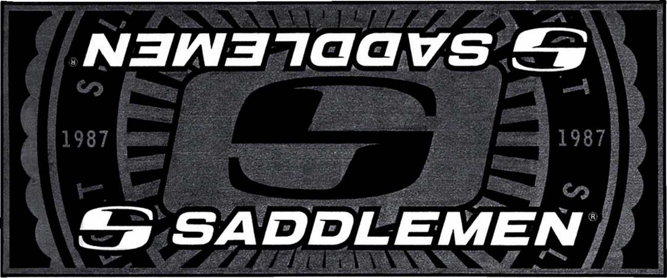 Tapete Saddlemen Logo 78.5" X 31.5"