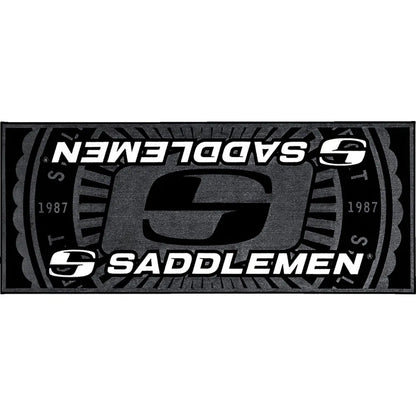 Tapete Saddlemen Logo 78.5" X 31.5"