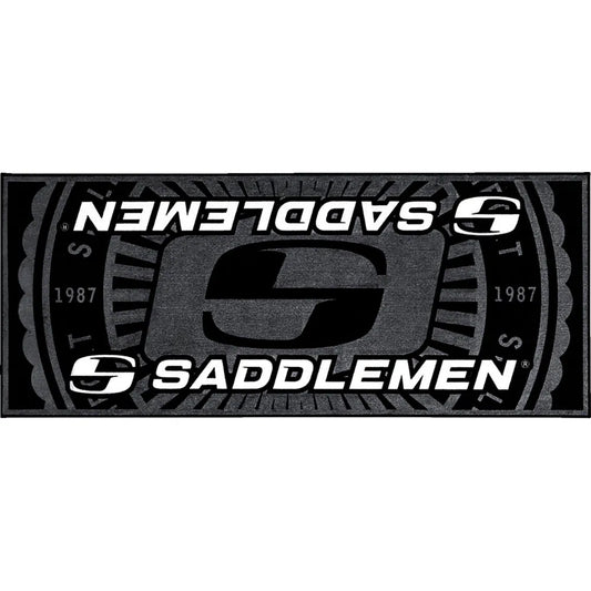 Tapete Saddlemen Logo 78.5" X 31.5"