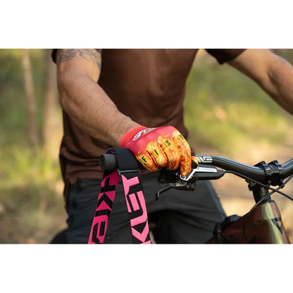 Guantes con dedos de pollo atados
