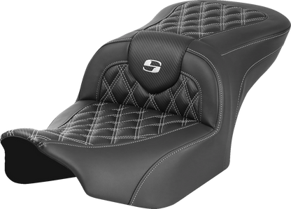 Asiento Roadsofa™ con costura de celosía - Asiento RoadSofa™ - sin respaldo - Fibra de carbono - Costura de celosía - Costura blanca - FLTR/FLHX '23-'24