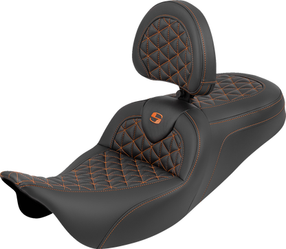 Asiento RoadSofa™ Tri Gripper - Asiento RoadSofa™ Tri Gripper - Alcance estándar - Costura naranja - con respaldo - FLH/FLT '08-'25
