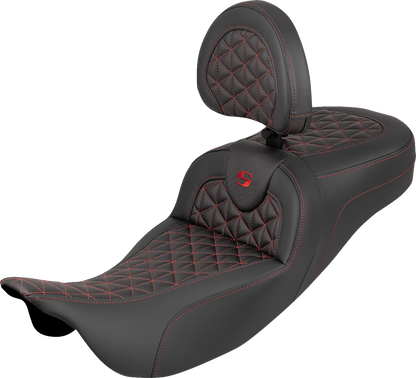 Asiento con triple agarre RoadSofa™ de alcance extendido - Asiento con tres agarres RoadSofa™ - Alcance extendido - Costura roja - con respaldo - FLH/FLT '08-'25