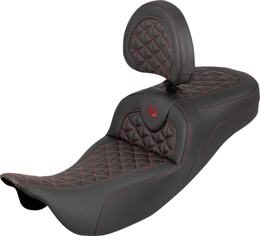 Asiento con triple agarre RoadSofa™ de alcance extendido - Asiento con tres agarres RoadSofa™ - Alcance extendido - Costura roja - con respaldo - FLH/FLT '08-'25
