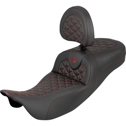 Asiento con triple agarre RoadSofa™ de alcance extendido - Asiento con tres agarres RoadSofa™ - Alcance extendido - Costura roja - con respaldo - FLH/FLT '08-'25