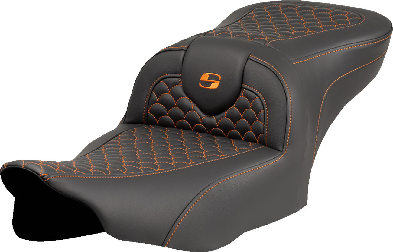 Asiento Dragon Scale Stitch RoadSofa™ - Asiento Roadsofa™ - Dragon Scale Stitch - Punto naranja - sin respaldo - FLTR/FLHX '23-'24