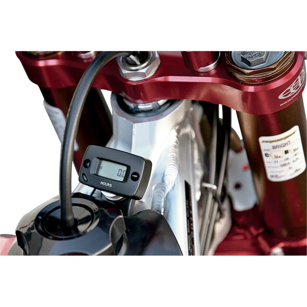 Montaje del perno del tanque de gasolina para el contador de horas