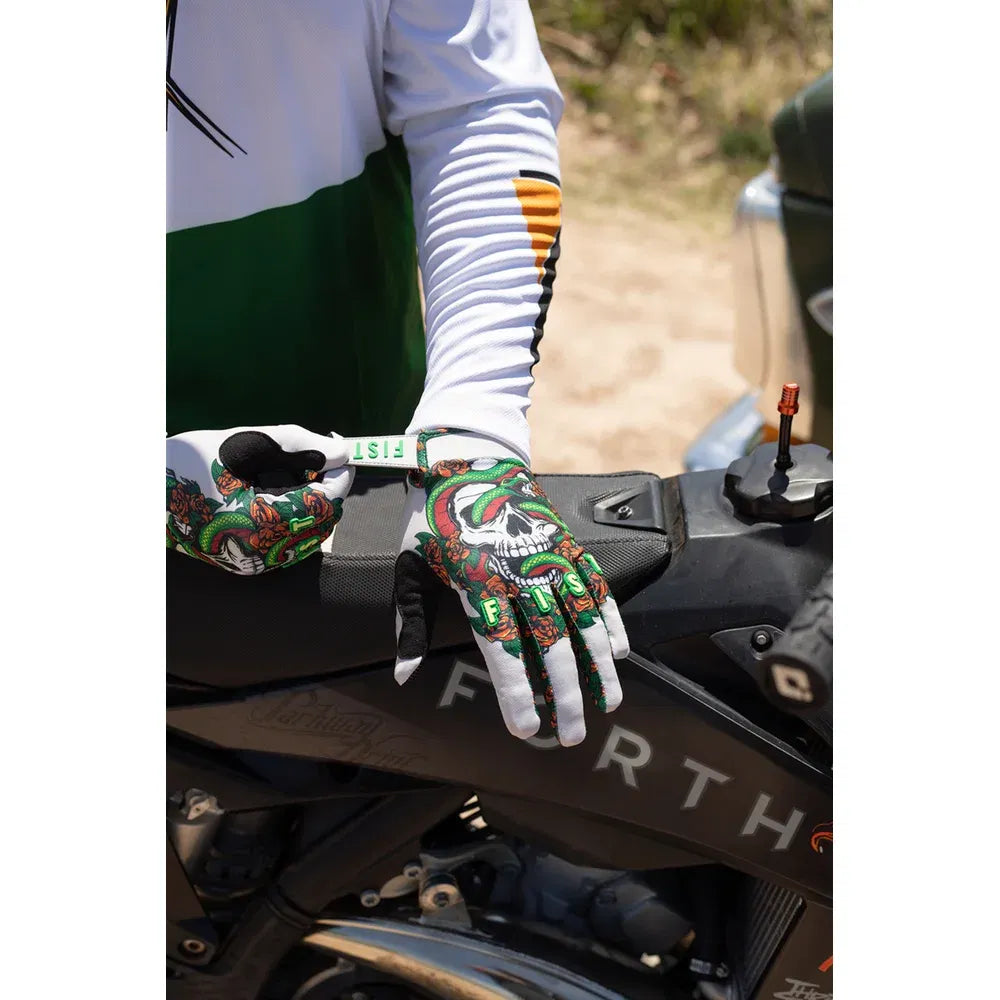 Guantes venenosos atados