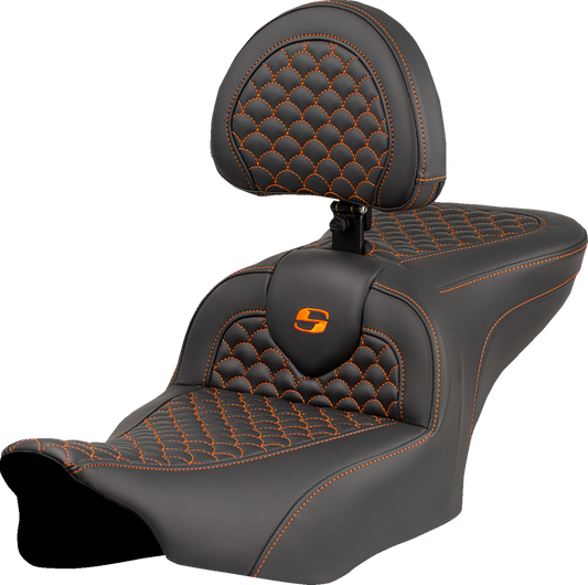Asiento Dragon Scale Stitch RoadSofa™ - Asiento Roadsofa™ - Dragon Scale Stitch - Punto naranja - con respaldo - FLTR/FLHX '23-'24