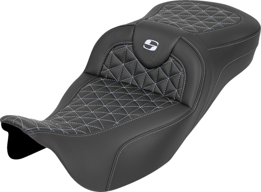Asiento RoadSofa™ Tri Gripper - Asiento RoadSofa™ Tri Gripper - Alcance extendido - Costura plateada - sin respaldo - FLH/FLT '08-'25
