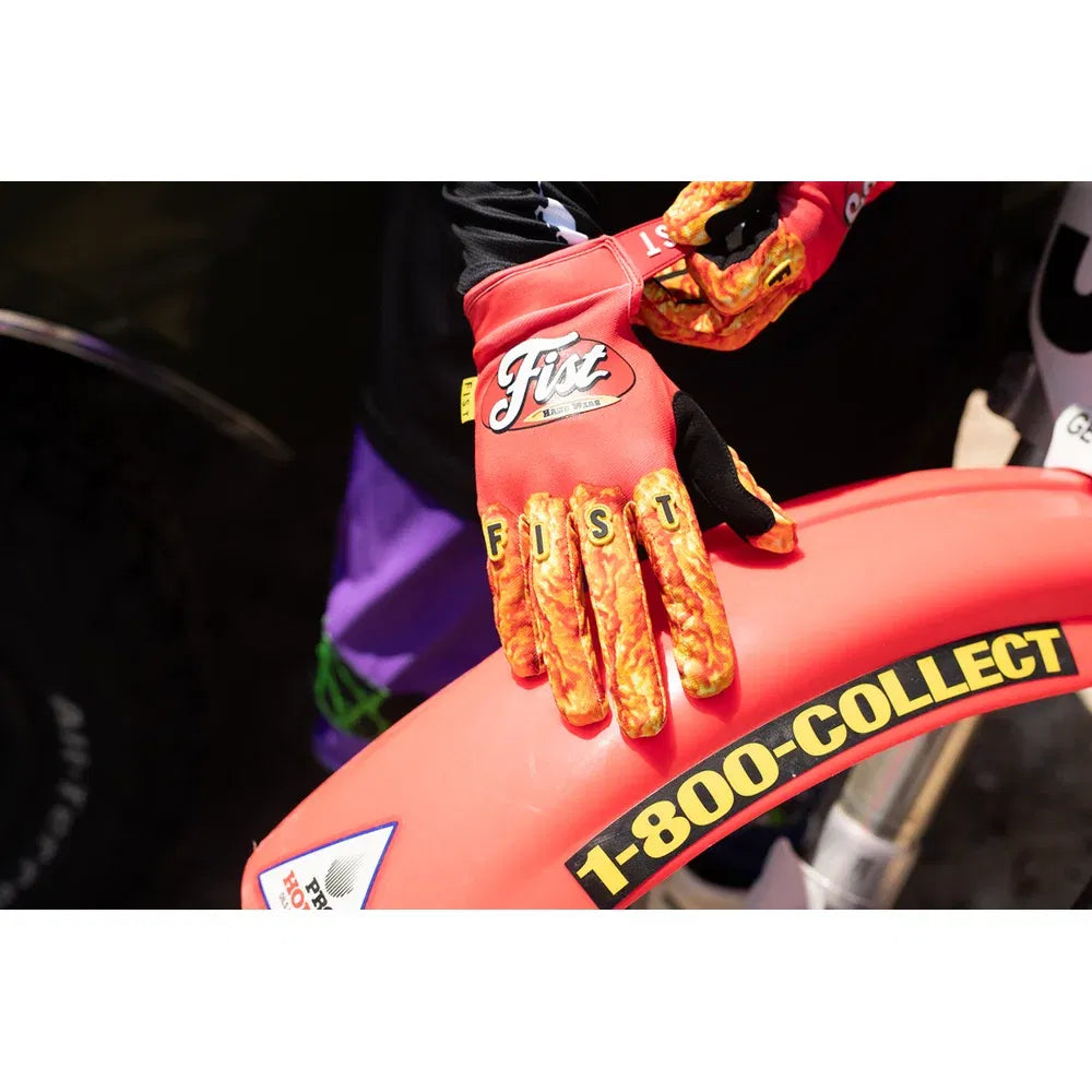 Guantes con dedos de pollo atados