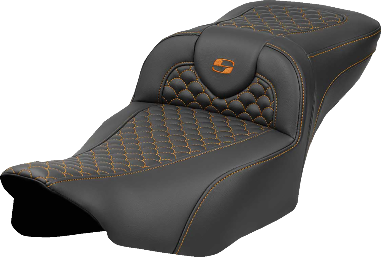 Asiento Dragon Scale Stitch RoadSofa™ - Asiento de alcance extendido Roadsofa™ - Dragon Scale Stitch - Punto naranja - sin respaldo - FLT/FLH '23-'24