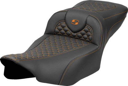 Asiento Dragon Scale Stitch RoadSofa™ - Asiento de alcance extendido Roadsofa™ - Dragon Scale Stitch - Punto naranja - sin respaldo - FLT/FLH '23-'24