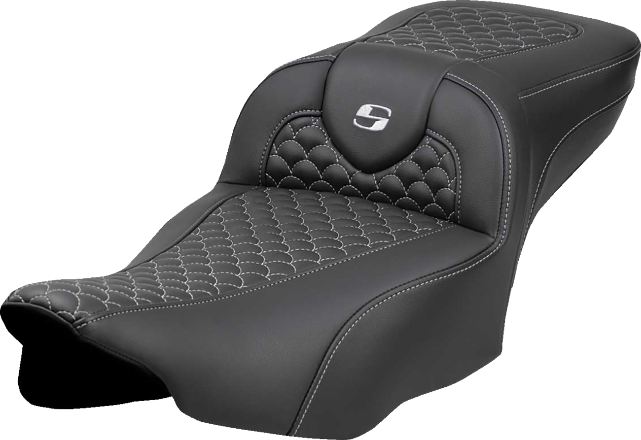 Asiento Dragon Scale Stitch RoadSofa™ - Asiento de alcance extendido Roadsofa™ - Dragon Scale Stitch - Costura plateada - sin respaldo - FLT/FLH '23-'24