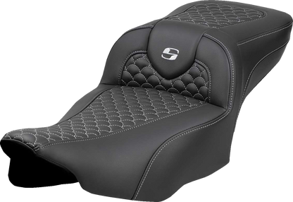 Asiento Dragon Scale Stitch RoadSofa™ - Asiento de alcance extendido Roadsofa™ - Dragon Scale Stitch - Costura plateada - sin respaldo - FLT/FLH '23-'24