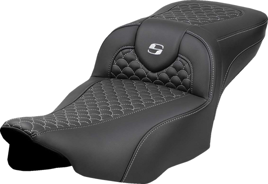 Asiento Dragon Scale Stitch RoadSofa™ - Asiento de alcance extendido Roadsofa™ - Dragon Scale Stitch - Costura plateada - sin respaldo - FLT/FLH '23-'24