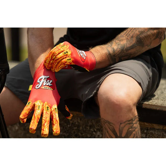 Guantes con dedos de pollo atados