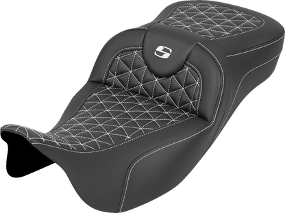 Asiento RoadSofa™ Tri Gripper - Asiento RoadSofa™ Tri Gripper - Alcance extendido - Costura blanca - sin respaldo - FLH/FLT '08-'25